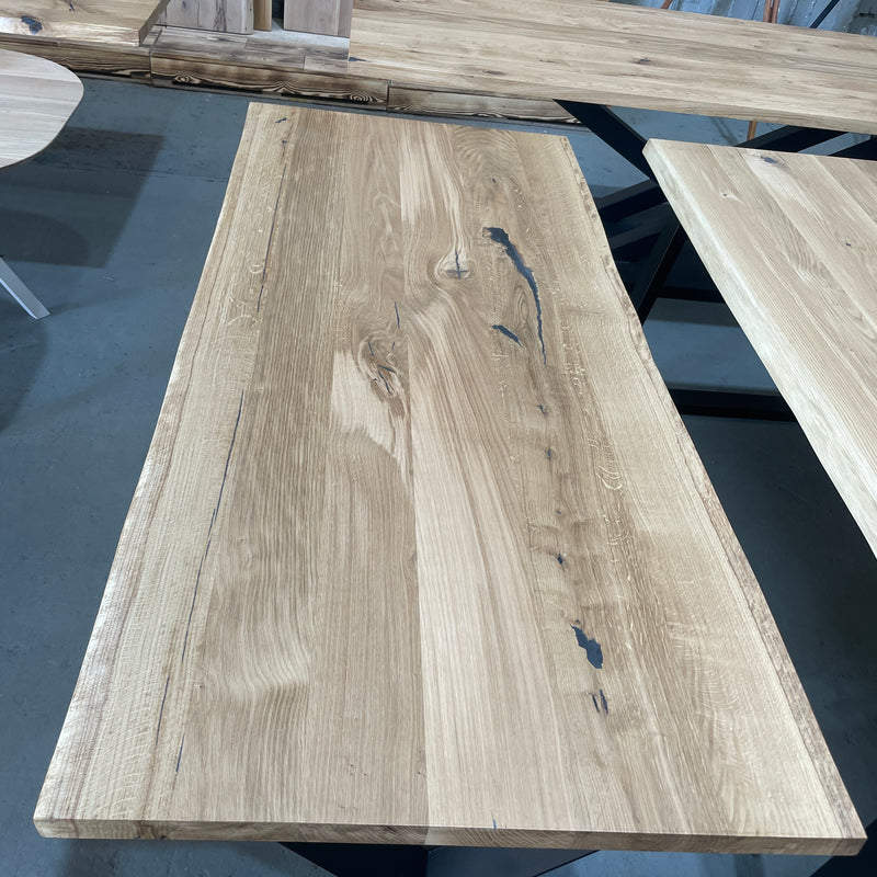 Massivholz Tischplatte | 180x82x4cm | Holzart: Eiche | Art Baumkante: natürliche Baumkante  | Finish: Hartwachsöl | Code: VK-Ei13 | Standort: Vintique Berlin Köpenick