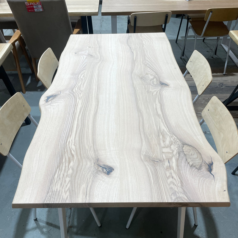 Massivholz Tischplatte | 160x95x4cm | Holzart: Esche | Art Baumkante: natürliche Baumkante  | Finish: Scandic-Öl | Code: VK-Ei21 | Standort: Vintique Berlin Köpenick