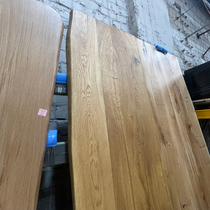 Massivholz Tischplatte | 240x58x4cm | Holzart: Eiche | Art Baumkante: natürliche Baumkante | Finish: Hartwachsöl | Code: VK-Ei27 | Standort: Vintique Berlin Köpenick