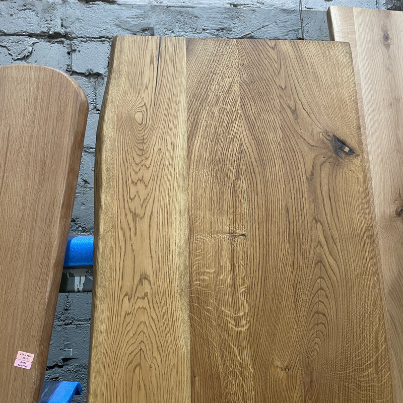 Massivholz Tischplatte | 240x58x4cm | Holzart: Eiche | Art Baumkante: natürliche Baumkante | Finish: Hartwachsöl | Code: VK-Ei27 | Standort: Vintique Berlin Köpenick