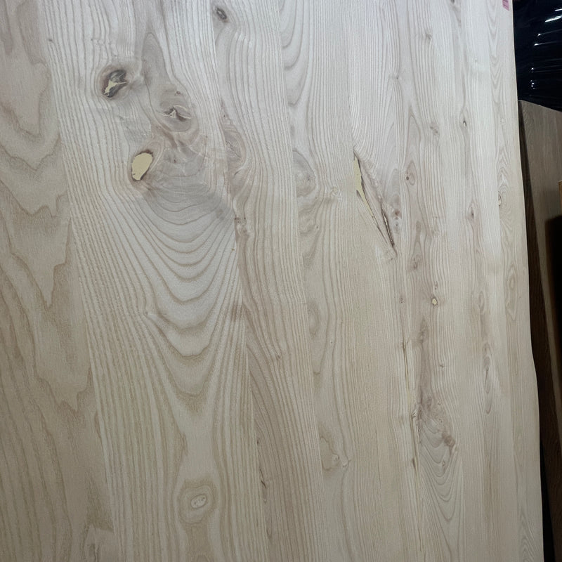 Massivholz Tischplatte | 340x105x4cm | Holzart: Esche | Art Baumkante: natürliche Baumkante  | Finish: Scandic-Öl | Code: VK-Es28 | Standort: Vintique Berlin Köpenick