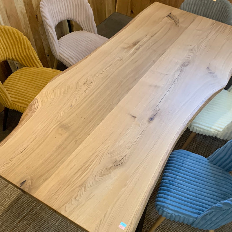 Massivholz Tischplatte | 215x98x4cm | Holzart: Eiche  | Art Baumkante: natürliche Baumkante | Finish: Hartwachsöl | Code: VT-Ei24 | Standort: Vintique Store Tempelhof