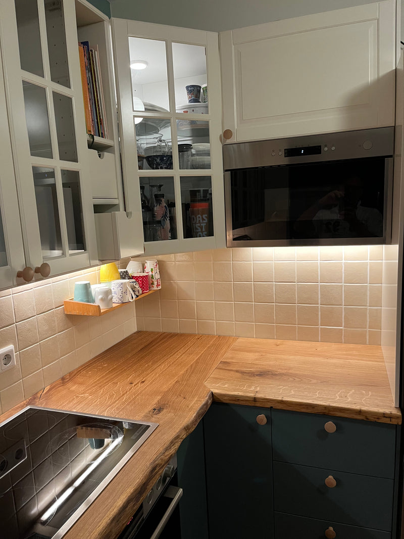 Elegante Küchenarbeitsplatten aus Eiche mit natürlicher Baumkante und robustem Finish
