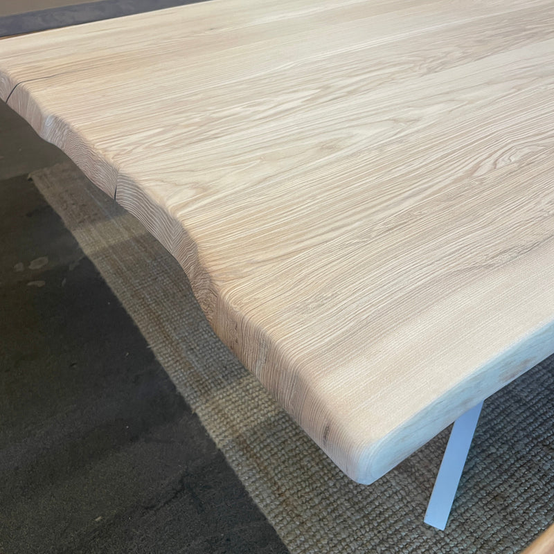 Designertischplatte "Esche Deluxe": 360° Anti-Kanten-Massivholz mit vollumfänglicher Baumkante