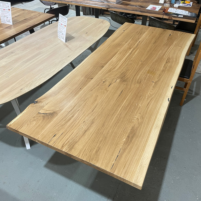 Massivholz Tischplatte | 240x105x4cm | Holzart: Eiche | Art Baumkante: natürliche Baumkante  | Finish: Hartwachsöl | Code: VK-Ei11 | Standort: Vintique Berlin Köpenick