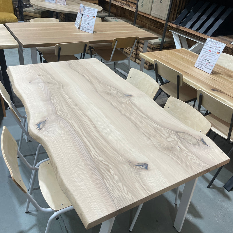 Massivholz Tischplatte | 160x95x4cm | Holzart: Esche | Art Baumkante: natürliche Baumkante  | Finish: Scandic-Öl | Code: VK-Ei21 | Standort: Vintique Berlin Köpenick