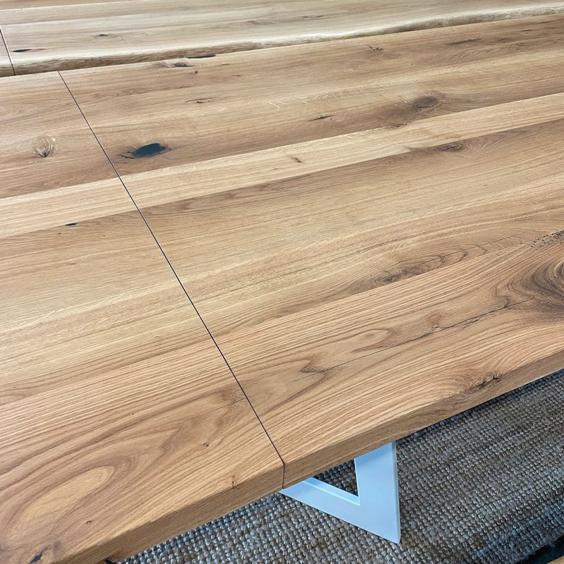 Tischplatten aus massiver Eiche mit natürlicher Baumkante | mit Anstecksystem:  von 180cm bis 400cm Länge